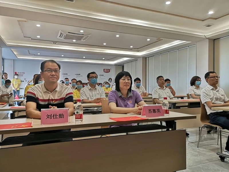 石碣镇总工会与广东嘉友食品有限公司一同观看东莞市第六届合唱节启动仪式并同唱《没有共产党就没有新中国》